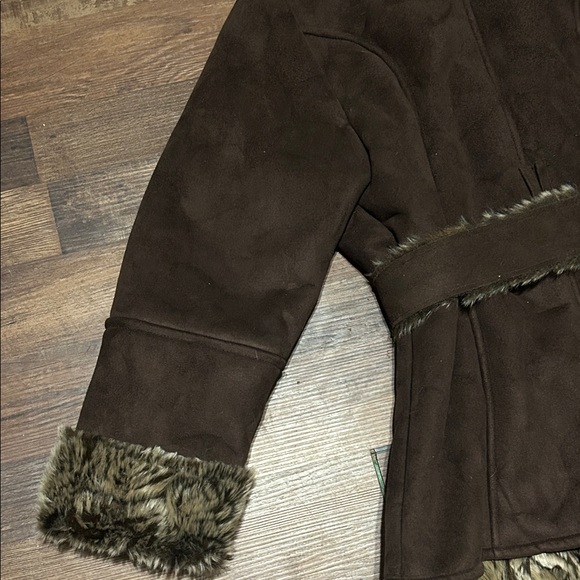 Loire NY Faux Fur Lined and Suede Wind-Blocking Pop Up Faux Fur Collar - Medium - Picture 12 of 14